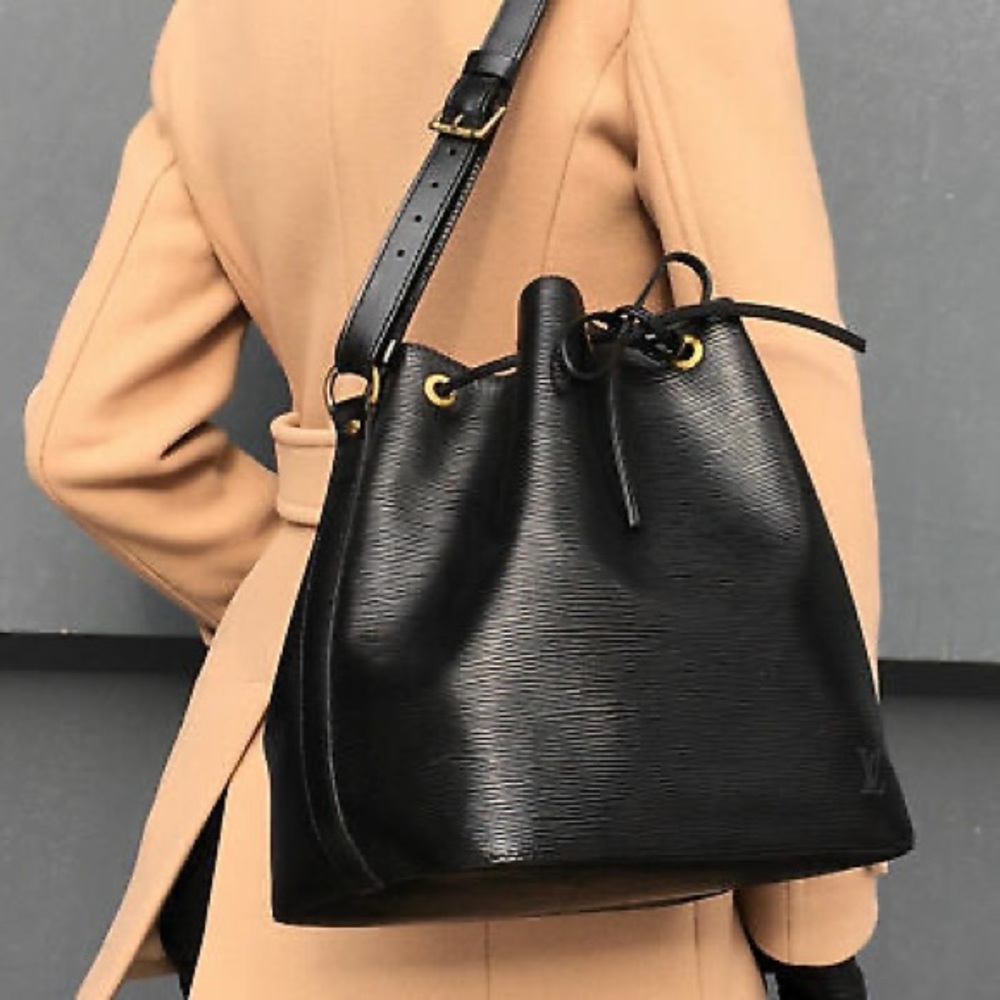 Host Pick🎉 Louis Vuitton Black Noir Petit Noe Bucket Bag